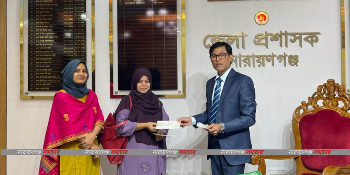 নারায়ণগঞ্জে অধিগ্রহণকৃত এল এ চেক বিতরণ করলেন জেলা প্রশাসক
