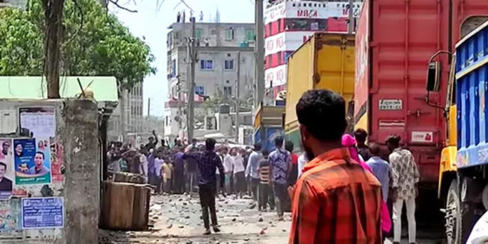 নারায়ণগঞ্জে বকেয়া বেতনের দাবিতে সড়ক, পুলিশ-শ্রমিক সংঘর্ষ: আহত ১৫