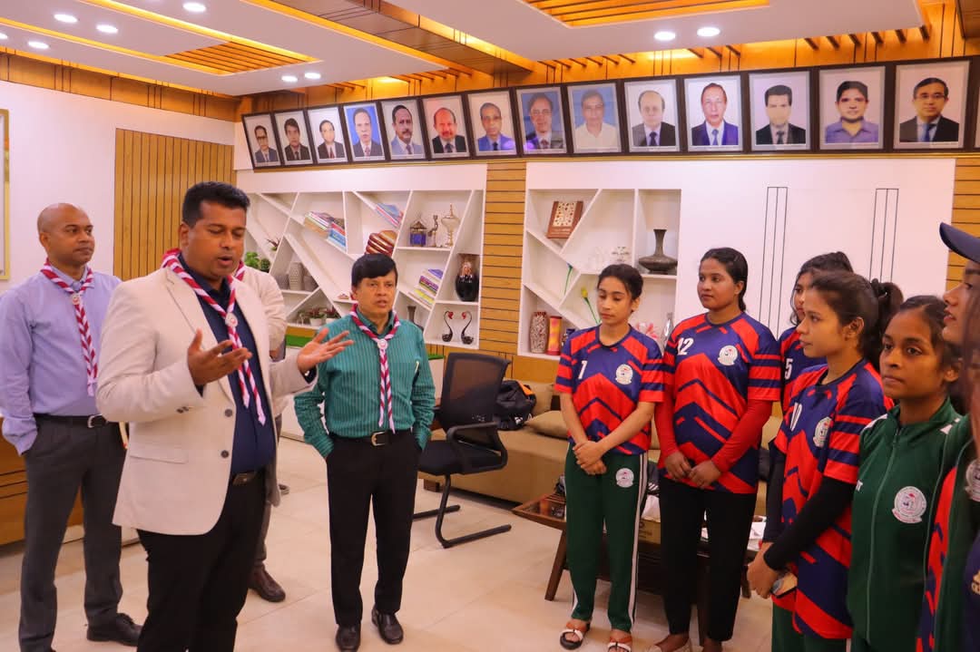 ভলিবলে জাতীয় চ্যাম্পিয়ন নারায়ণগঞ্জ কলেজের মেয়েরা, চ্যাম্পিয়নদের ফুলেল শুভেচ্ছা জানান জেলা প্রশাসক মোহাম্মদ জাহিদুল ইসলাম মিঞা