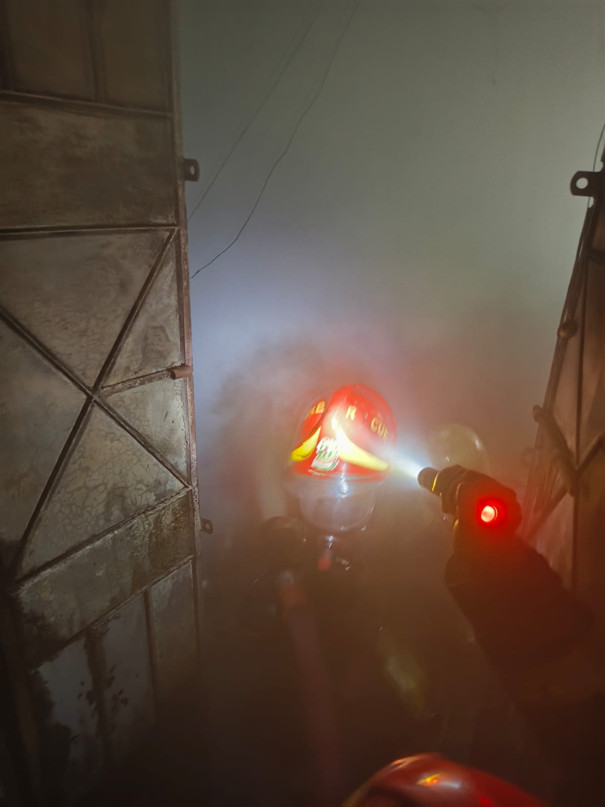 নারায়ণগঞ্জের হাকিম প্লাজায় অগ্নিকাণ্ডের পর আগুন নেভানোর চেষ্টা করছেন ফায়ার সার্ভিসের কর্মীরা। ছবি: নারায়ণগঞ্জ সমাচার।