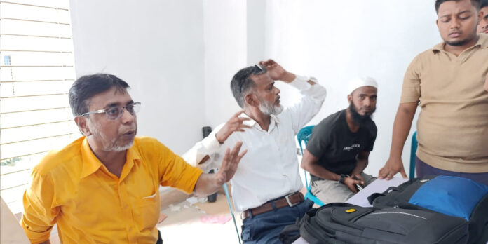 সিদ্ধিরগঞ্জে ভূমি জরিপে ঘুষের অভিযোগে ছাত্র-জনতার হাতে অবরুদ্ধ দুই কর্মকর্তা।