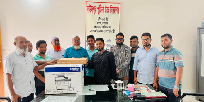 mashiur-rahman-rony-daudpur-putina-school.jpg "দাউদপুর পুটিনা উচ্চবিদ্যালয় কর্তৃপক্ষের কাছে ডিজিটাল সরঞ্জাম হস্তান্তর করছেন সভাপতি মশিউর রহমান রনি।"