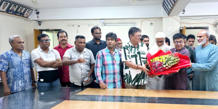 mizan-khondokar-narayanganj-press-club-meeting বিএনপির মনোনয়ন প্রত্যাশী মিজান খন্দকার নারায়ণগঞ্জ প্রেসক্লাবের নেতৃবৃন্দের সাথে মতবিনিময় করছেন।