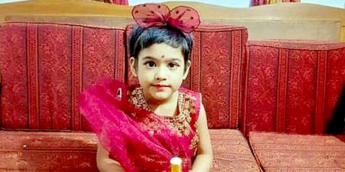 "বাবার কোলে নিহত শিশু রিয়া গোপের ছবি"