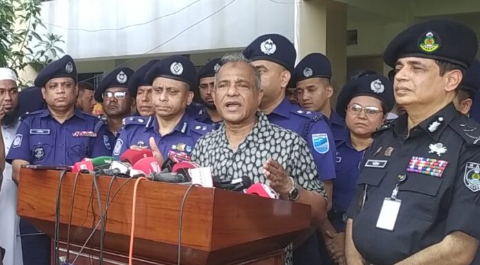 swarastra-upadeshta-jahangir-alam-chowdhury.jpg নারায়ণগঞ্জে সাংবাদিকদের সাথে কথা বলছেন স্বরাষ্ট্র উপদেষ্টা লেফটেন্যান্ট জেনারেল (অব.) মোঃ জাহাঙ্গীর আলম চৌধুরী।