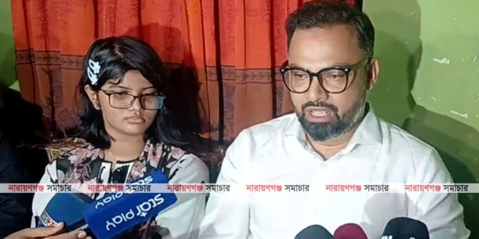 বিএনপির ক্রীড়া সম্পাদক আমিনুল হক খুদে দাবাড়ু মুনতাহার সাথে তার বাসায় বসে কথা বলছেন।