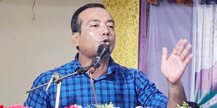 শাহবাগে জুলাই গণ-অভ্যুত্থানের বর্ষপূর্তি উপলক্ষে আয়োজিত ছাত্রদলের সমাবেশে বক্তব্য রাখছেন সভাপতি রাকিবুল ইসলাম রাকিব।