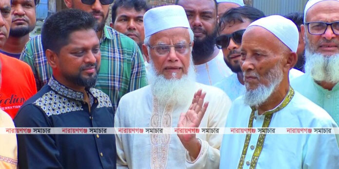 যুবদল নেতা মশিউর রহমান রনি ফতুল্লার জলাবদ্ধ এলাকা পরিদর্শন করছেন এবং খাল খননের পরিকল্পনা করছেন।