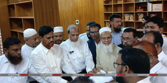 নারায়ণগঞ্জ আইনজীবী সমিতির নির্বাচনে ল'ইয়ার্স কাউন্সিলের প্রার্থীরা প্রধান নির্বাচন কমিশনারের কাছে মনোনয়নপত্র জমা দিচ্ছেন।