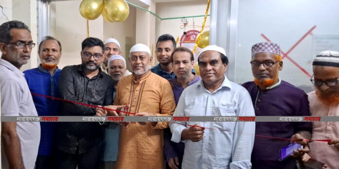 নারায়ণগঞ্জ প্রেস মালিক সমিতির নবনির্বাচিত কার্যকরী কমিটি তাদের নতুন কার্যালয়ের সামনে।