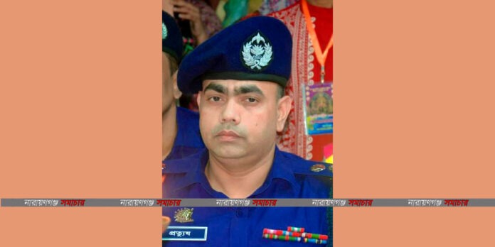 নারায়ণগঞ্জে দোকান মালিক সমিতির অনুষ্ঠানে ব্যবসায়ীদের উদ্দেশে বক্তব্য দিচ্ছেন পুলিশ সুপার প্রত্যয় কুমার মজুমদার।