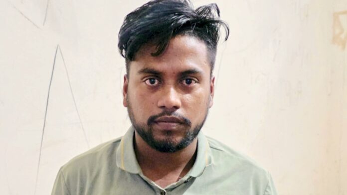 narayanganj-rohingya-passport-arrest-fatullah নারায়ণগঞ্জের ফতুল্লা আঞ্চলিক পাসপোর্ট কার্যালয়ে পাসপোর্ট জালিয়াতির অভিযোগে গ্রেফতার হওয়া রোহিঙ্গা যুবক মো. আরিয়ান।