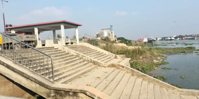 নারায়ণগঞ্জের রূপগঞ্জে শীতলক্ষ্যা নদীর তীরে অযত্ন-অবহেলায় পড়ে থাকা ১ কোটি ৭০ লক্ষ টাকা মূল্যের অব্যবহৃত সরকারি জেটি।