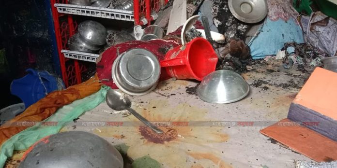 siddhirganj-fridge-compressor-explosion-narayanganj সিদ্ধিরগঞ্জের পাইনাদি এলাকায় বিস্ফোরণে ক্ষতিগ্রস্ত টিনশেড বাড়ি।