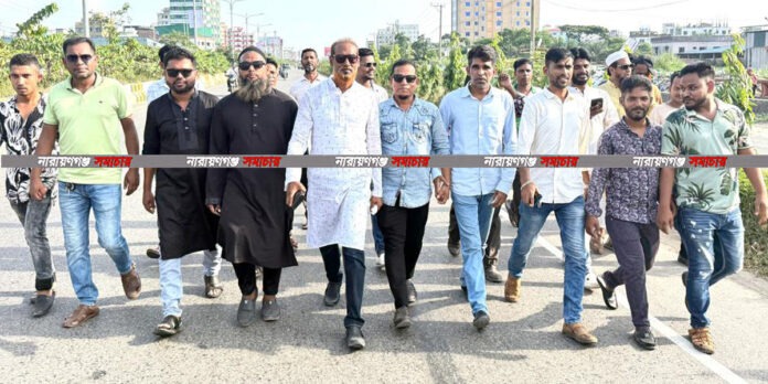 বিএনপি’র ৪৭তম প্রতিষ্ঠাবার্ষিকীতে নারায়ণগঞ্জ জেলা বিএনপির  র‍্যালিতে ফতুল্লা থানাধীন ৬নং ওয়ার্ড বিএনপি'র নেতাকর্মীদের অংশগ্রহণ, নেতৃত্ব দিচ্ছেন মিজানুর রহমান মিজান ও ফেরদৌস পারভেজ ডেনি।