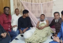 ডেঙ্গু জ্বরে আক্রান্ত টিপুকে দেখতে গেলেন আশা ডেঙ্গু জ্বরে আক্রান্ত হয়ে বাসায় চিকিৎসাধীন নারায়ণগঞ্জ মহানগর বিএনপির সদস্য সচিব এডভোকেট আবু আল ইউসুফ খান টিপুর খোঁজ নিতে তার বাসায় যান মহানগর বিএনপির যুগ্ম আহ্বায়ক আবুল কাওসার আশা।