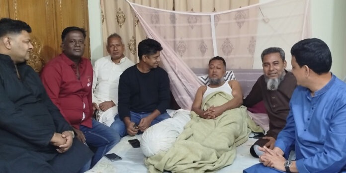 narayanganj-bnp-osustho-bnp-neta-tipuke-dekhte-gelen-asha ডেঙ্গু জ্বরে আক্রান্ত হয়ে বাসায় চিকিৎসাধীন নারায়ণগঞ্জ মহানগর বিএনপির সদস্য সচিব এডভোকেট আবু আল ইউসুফ খান টিপুর খোঁজ নিতে তার বাসায় যান মহানগর বিএনপির যুগ্ম আহ্বায়ক আবুল কাওসার আশা।