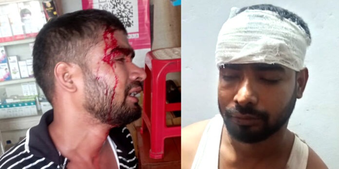 মাথায় ব্যান্ডেজ বাঁধা মোঃ সাজু পাঠান তার জখম দেখাচ্ছেন, পাশে ফতুল্লা মডেল থানা।