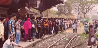 ঢাকা-নারায়ণগঞ্জ রুটে হঠাৎ ট্রেন চলাচল বন্ধ: ঈদের আগে যাত্রীদের চরম দুর্ভোগ ঢাকা-নারায়ণগঞ্জ রুটে বন্ধ ট্রেন ও স্টেশনে অপেক্ষমাণ যাত্রী।