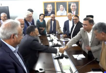 ‘হাতেম ভাই আছেন বলেই নারায়ণগঞ্জে আছি, নাহলে অনেক আগেই গাজীপুর চলে যেতাম’ মোহাম্মদ হাতেমের সমর্থনে ব্যবসায়ীদের প্রতিবাদ।