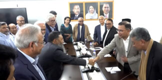 ‘হাতেম ভাই আছেন বলেই নারায়ণগঞ্জে আছি, নাহলে অনেক আগেই গাজীপুর চলে যেতাম’ মোহাম্মদ হাতেমের সমর্থনে ব্যবসায়ীদের প্রতিবাদ।