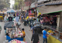 ১নং রেল গেইট থেকে কালিরবাজার, কোথায় প্রশাসন? নারায়ণগঞ্জের কালিরবাজার এলাকায় হকারদের দখলে থাকা পিচঢালা প্রধান সড়ক।