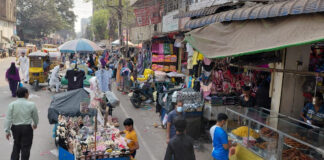১নং রেল গেইট থেকে কালিরবাজার, কোথায় প্রশাসন? নারায়ণগঞ্জের কালিরবাজার এলাকায় হকারদের দখলে থাকা পিচঢালা প্রধান সড়ক।
