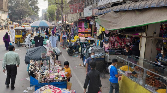 নারায়ণগঞ্জের কালিরবাজার এলাকায় হকারদের দখলে থাকা পিচঢালা প্রধান সড়ক।