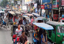 ১৭ হাজার লাইসেন্সে চলছে ৭০ হাজার মিশুক: সাখাওয়াতের বড় চ্যালেঞ্জ নারায়ণগঞ্জের রাস্তায় অবৈধ মিশুকের জ্যাম এবং যানজট পরিস্থিতি।