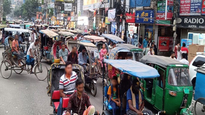 নারায়ণগঞ্জের রাস্তায় অবৈধ মিশুকের জ্যাম এবং যানজট পরিস্থিতি।