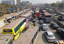 নারায়ণগঞ্জে পরিবহনে নতুন সিন্ডিকেটের চাঁদাবাজি নারায়ণগঞ্জে বাসের টিকিটের জন্য যাত্রীদের দীর্ঘ লাইন।