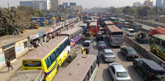 নারায়ণগঞ্জে পরিবহনে নতুন সিন্ডিকেটের চাঁদাবাজি নারায়ণগঞ্জে বাসের টিকিটের জন্য যাত্রীদের দীর্ঘ লাইন।