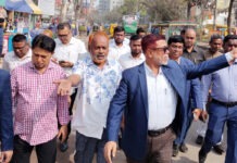 “চুল পরিমাণ দুর্নীতি হলেও ছাড় নেই”: কর্মকর্তাদের প্রতি নাসিক প্রশাসক সাখাওয়াতের কড়া বার্তা দুর্নীতি ও কাজের মান নিয়ে ঠিকাদারদের সতর্ক করছেন নাসিক প্রশাসক।