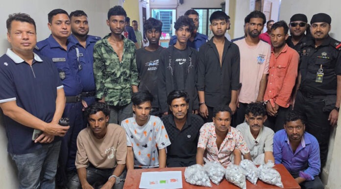 ফতুল্লায় র‍্যাব-পুলিশের অভিযানে আটক মাদক ব্যবসায়ীরা