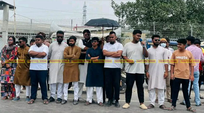 ফতুল্লা স্টেডিয়াম সংলগ্ন এলাকায় ফুটওভার ব্রিজের দাবিতে শিক্ষার্থী-এলাকাবাসীর বিক্ষোভ