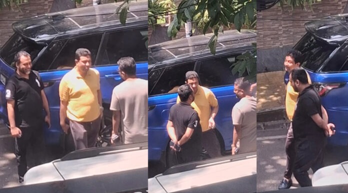 গুলশানের আপারক্রাস্ট ক্যাফের বাইরে কৌশিক হোসেন তাপসের সাথে বিএনপি নেতা নজরুল ইসলাম আজাদ।