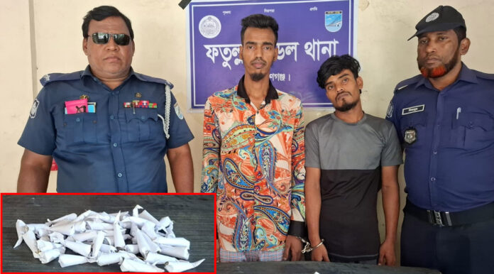 ফতুল্লার গাবতলীতে গাঁজাসহ গ্রেপ্তারকৃত মাদক বিক্রেতা এবং পুলিশ।