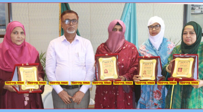 মা দিবস উপলক্ষে নারায়ণগঞ্জে হলি উইলস স্কুলের উদ্যোগে চার ‘রত্নগর্ভা মা’-কে সম্মাননা স্মারক তুলে দিলেন নাসিক প্রশাসক সাখাওয়াত হোসেন খান।