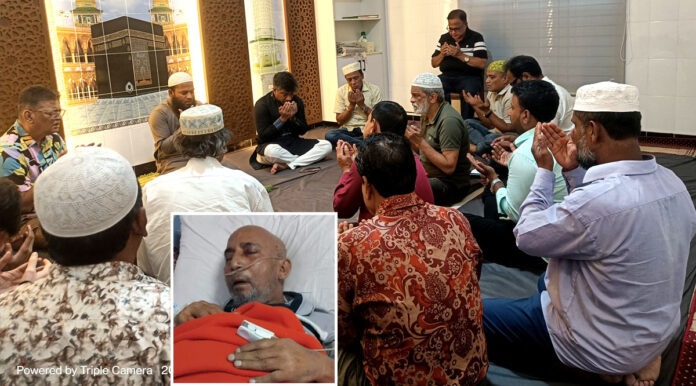 নারায়ণগঞ্জ প্রেসক্লাব নামাজ ঘরে প্রবীণ সাংবাদিক হাফিজুর রহমান মিন্টুর রোগমুক্তিতে আয়োজিত দোয়া মাহফিলে মোনাজাতরত অবস্থায় সভাপতি আবু সাউদ মাসুদ, সাধারণ সম্পাদক আফজাল হোসেন পন্টি ও অন্যান্য প্রবীণ সাংবাদিকদের ছবি।