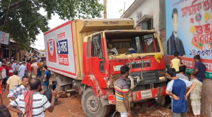shah-cement-covered-van-accident-boktabali-ferryghat বক্তাবলী ফেরিঘাটে শাহ সিমেন্টের কাভার্ডভ্যান চাপায় আখের রস বিক্রেতার মৃত্যু