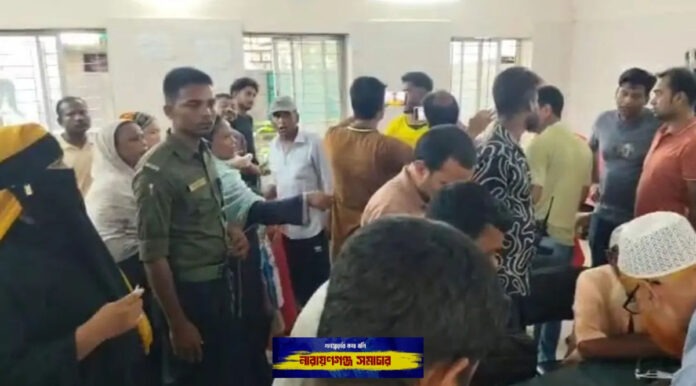 সোনারগাঁয়ে আসামি ধরতে গিয়ে ৩ পুলিশ সদস্যসহ ৪ জন আহত
