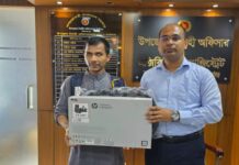 দৃষ্টি প্রতিবন্ধী শিক্ষার্থীর হাতে ল্যাপটপ দিলেন ইউএনও