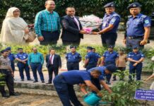 চিফ জুডিশিয়াল ম্যাজিস্ট্রেট কে এম মহিউদ্দীনের সিদ্ধিরগঞ্জ থানা পরিদর্শন ও বৃক্ষরোপণ