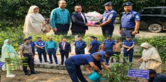 চিফ জুডিশিয়াল ম্যাজিস্ট্রেট কে এম মহিউদ্দীনের সিদ্ধিরগঞ্জ থানা পরিদর্শন ও বৃক্ষরোপণ